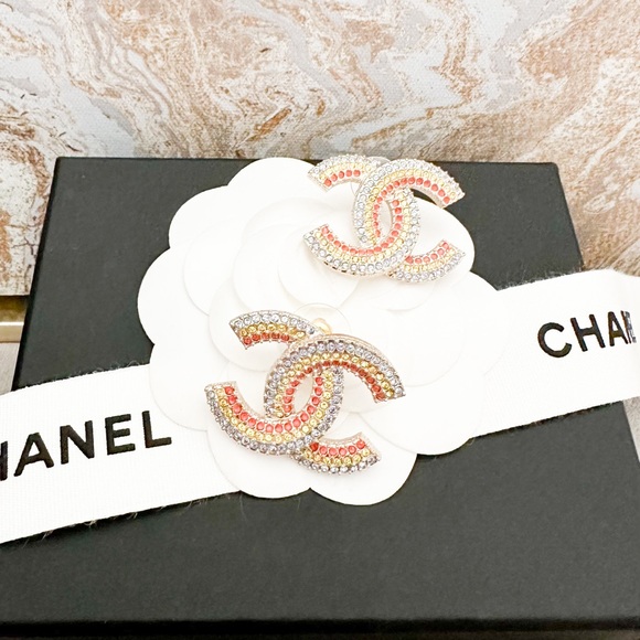 In Stores! Chanel 23C Large CC Gold Tone Blue Yellow Pink Crystal Earring - Picture 3 of 12